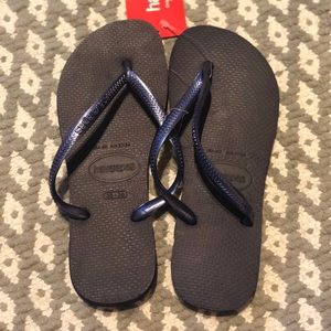 Size 6 NWT Havaianas Flip Flops in Navy Blue